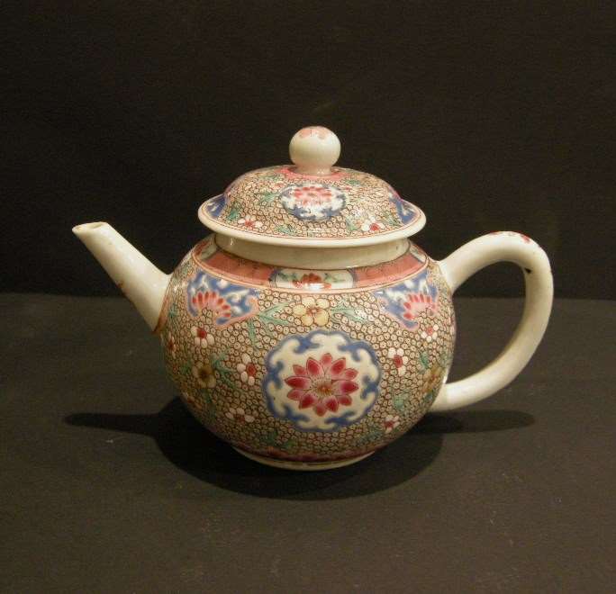 Porcelain teapot "famille rose - Yongzheng period